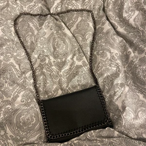 Svart liten väska  - Liten väska som rymmer det man behöver, 3 fack.