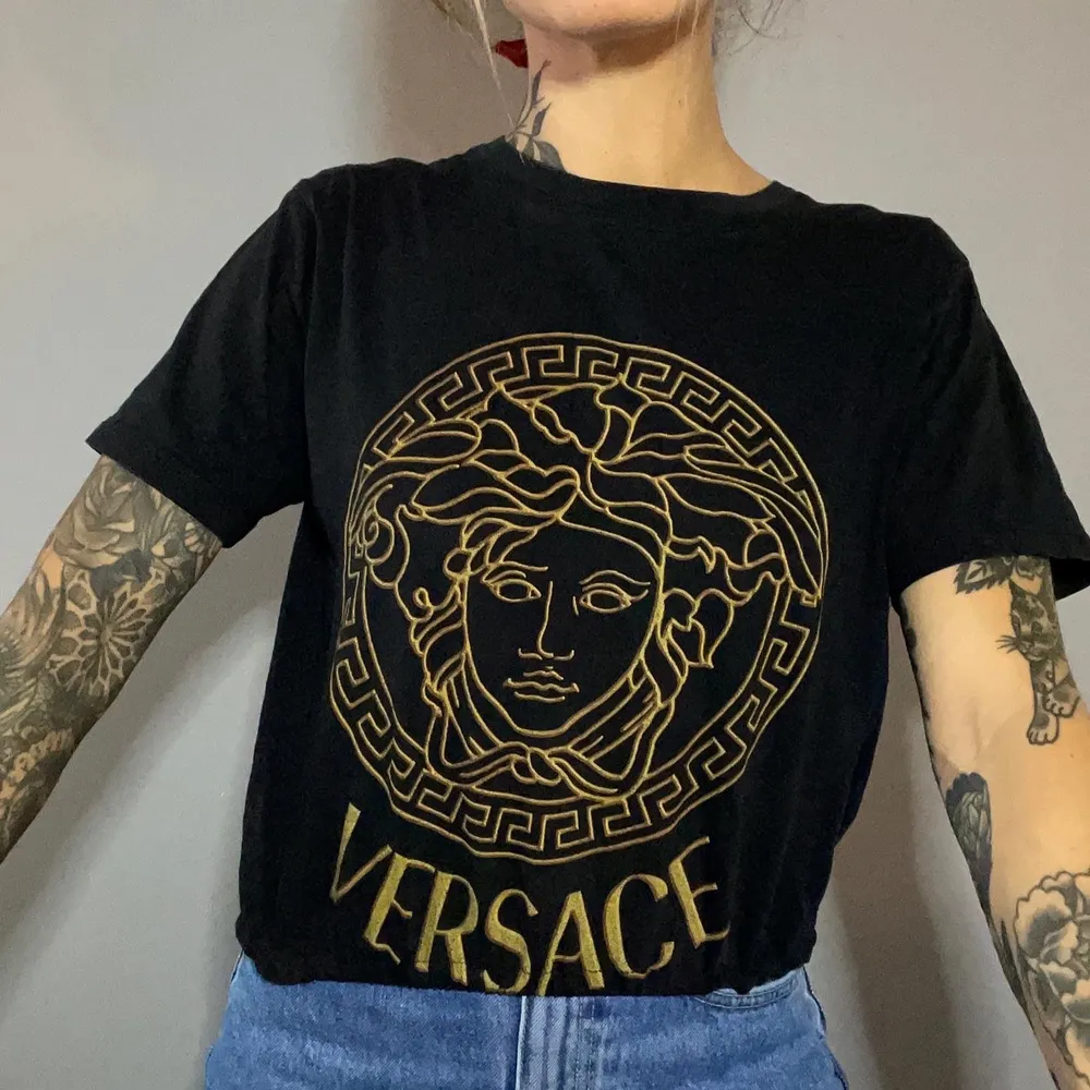 Versace (ej äkta) vintage T-shirt som jag sytt om till en crop shirt med resår, går att justera. Går att ha instoppad eller dra upp så den blir kortare. T-shirts.