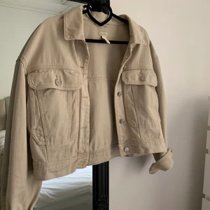 Beigh jacka - Beigh jacka till våren, passar till mycket och otroligt skön! I mycket gott skick:) pris kan diskuteras 