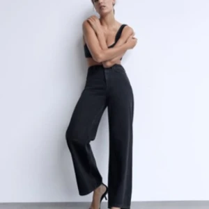 Zara jeans - Säljer mina svarta jeans från zara som är köpta för cirka ett halvår sedan! De är i modellen hi-rise wide leg och är i storlek 34. De är i mycket bra skick och säljer pga att de har blivit något för små för mig. Kontakta vid fler frågor eller bilder! Obs jag säljer även ett likadant par fast i blått:) Vet ej hur mycket frakt kostar så det är därför det står gratis!