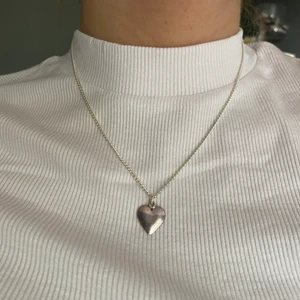 Handgjort halsband  - GRATIS FRAKT🤍 @bladhsmycken på Instagram 