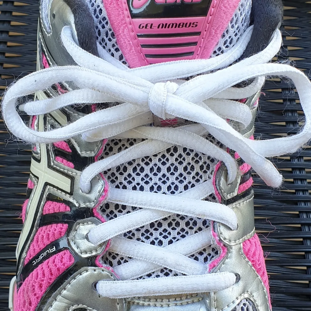 Så snygga rosa Asics running sneakers som jag använt ett fåtal ggr men tyvärr är dom för stora för mig och har bara stått i garderoben! Gel Nimbus 15 Fluidride Hela och rena!! Nypris ca1500kr frakten betalar köparen!!. Skor.