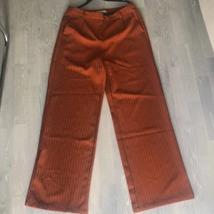 kostymbyxor VILA - tegelröda kostymbyxor med raka ben i storlek 40! Nyskick, aldrig använda.