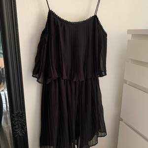 En svart otrligt söt klänning som går att styla upp och ner. Köpt från Zara, använd endast någon gång! Pris går att diskuteras vid snabb affär