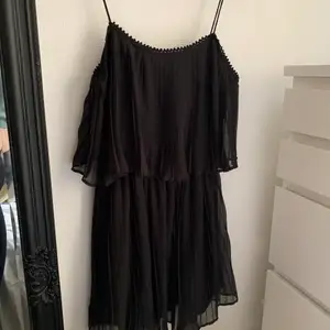 En svart otrligt söt klänning som går att styla upp och ner. Köpt från Zara, använd endast någon gång! Pris går att diskuteras vid snabb affär