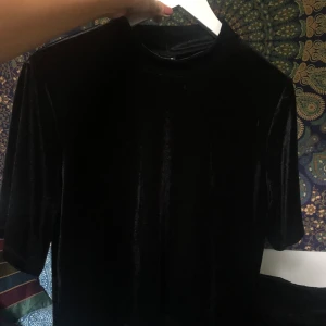 Svart tröja  - Aldrig använd då den inte passar min stil riktigt, frakt ingår inte