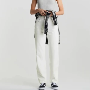 90s jeans - Säljer mina vita 90s jeans från Gina Tricot då de inte riktigt kommer till användning. Storlek 38 men passar även en större 36. Använda max tre gånger så de är i nyskick! Köparen står för frakt. Hör av er vid funderingar eller fler bilder! Pris kan diskuteras vid snabb affär