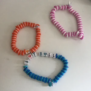 Armband - Fina hemmagjorda armband. Du kan välja olika färger och färg kombinationer och om man vill ha nått skrivet. Köparen står för frakt!!