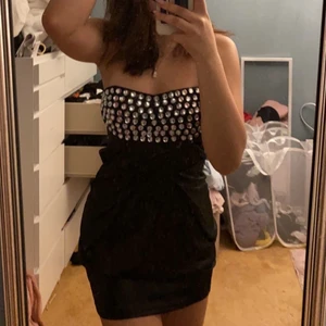 Super fin diamant klänning  - Super snygg klänning med diamanter vid brösten as cool säljer pga inte min stil💖