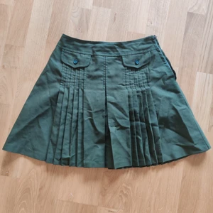 Militärgrön minikjol  - SÅ snygg och sitter jättefint! I storlek M men passar mig som brukar ha storlek S. Sista bilden är den enda defekten, sömmen har lossnat lite på insidan men går enkelt att laga (och den syns inte alls när man har den på sig).