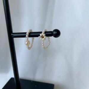 Pärl smycken - Handgjorda smycken med riktiga sötvattenspärlor i rosa och vitt ✨ Armband 60kr och ring 40kr (med pärla) / 30kr (blomma) ✨ OBS Begränsad antal på armband! Skicka DM angående frågor om storlek mm✨ PRIS INKLUSIVE FRAKT