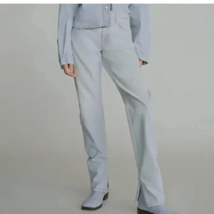 Zara Jeans - Säljer dessa snygga, slutsålda jeans med slits från Zara