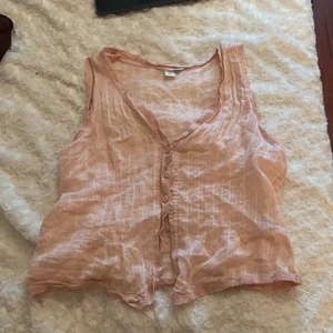 Rosa - Ett rosa linne med knappar💓💓 köpt second hand aldrig använd