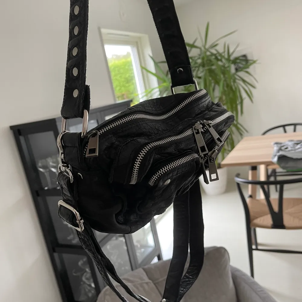 Säljer min super snygga nunoo väska som tyvärr inte kommit till användning🤍 den har två band, ett som man kan reglera och ha som cross body! Den är i skinn material och är modellen Ellie washed! Köpte den för 1399kr, pris kan diskuteras🤍. Laukut & Käsilaukut.