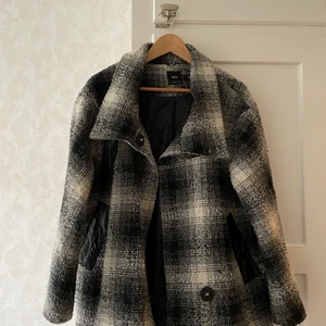 Rutig jacka  - Säljer en rutig oversize jack från asos. Jackan saknar en knapp, men annars i bra skick. 