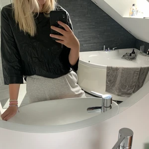 Skinntröja  - Fin tröja från veromoda. Tröjan är i skinnmaterial. Använd fåtal gånger. Köparen står för frakten😊