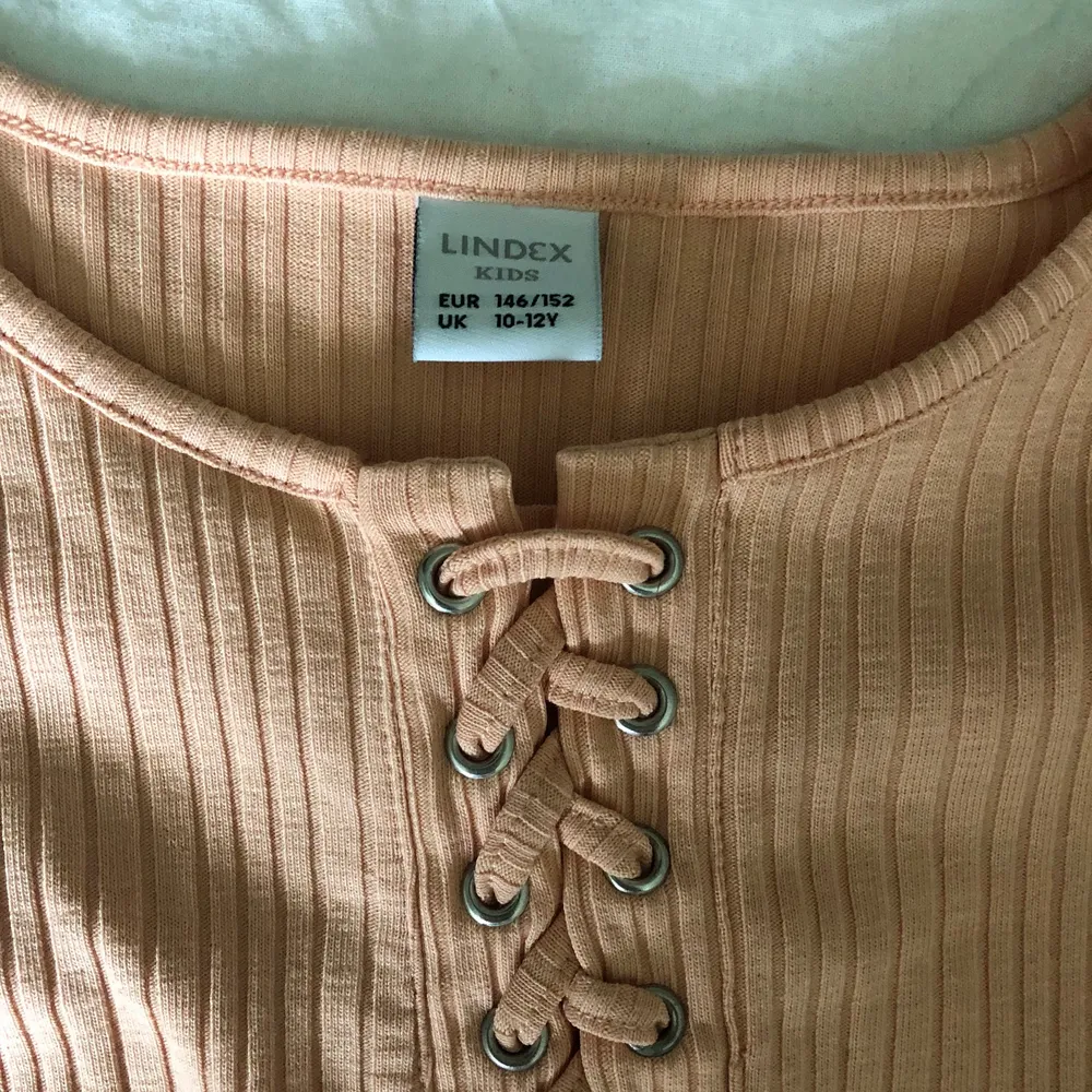 Säljer denna fina långärmade tröja som är köpt på Lindex (kids) den är storleken 146/152. Använd väldigt lite, så den är som ny. Den har en fin detalj på framsidan med snören och den har ribbat mönster. Frakt tillkommer . Tröjor & Koftor.