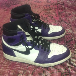 Jordan 1 high court purple  - Strl 44/5, säljer för att jag inte passar i dom, tar swish!