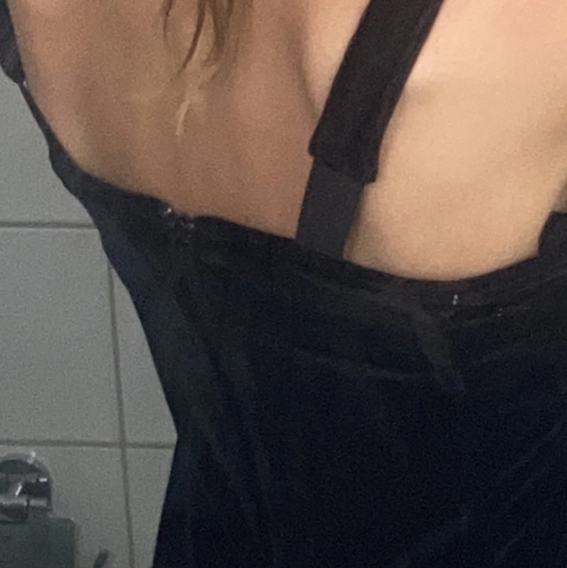 Svart sammets linne med spets detaljer. - 90