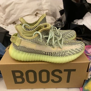 Yeezys 350 strl. 37 1/3! - Säljer mina Yeezys som tyvärr är försmå för mig. Säljer dem nu för 1800:-, helst hämtning! Skorna är äkta!