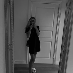 Zara klänning - Ska sälja min fina svarta klänning ifrån Zara:( det jag älskar med den är passformen och att den kan användas året om då den inte har någon speciell ”sommarfärg” är en strl S men passar mig som är en xxs-xs också! Köp dirket 200! Eller buda ifrån 100kr! Köparen står för frakt!🤍❤️