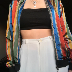 Reworked bomber-jacka - Regnbågsfärgad retro bomber-jacka! Av Beyond Retro Reworked, gjord av återvunna kläder och helt unik. Nästan aldrig använd! Vill egentligen inte sälja men har inte haft tillfälle att använda den. Ganska tunn, så passar perfekt som sommar- eller vårjacka! Bara att kontakta mig om ni har några frågor✨