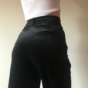 Svarta sammetsbyxor - Ett par byxor i svart sammet! Köpta i Sydkorea. Supersköna och bra skick! Insydda i midjan så de passar som strl 34/36. Bara att kontakta mig om ni har några ytterligare frågor✨