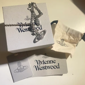 Äkta vivienne westwood halsband - ÄKTA VIVIENNE WESTWOOD halsband köpt av farfetch förra året. Oanvänd och i perfekt skick! Kvittot på tredje bilden. Nypris: 1100 kr. 48CM kedja.