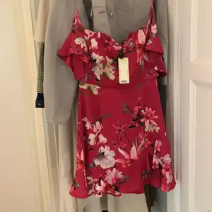 Beautiful floral Off the shoulder dress, never worn, in perfect condition 