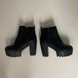 Boots - 11cm chunky boots i fint skick
