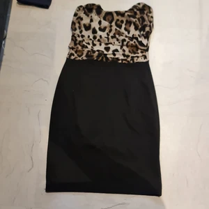 Klänning  - Tubtopp klänning. I fint använt skick. 