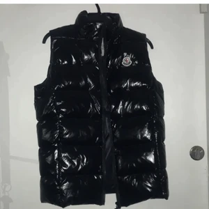 MONCLER - SÖKERRRRR!!! söker någon av dom här moncler västarna för maxxx 1.400 storlek S/M. (Kill-modell)