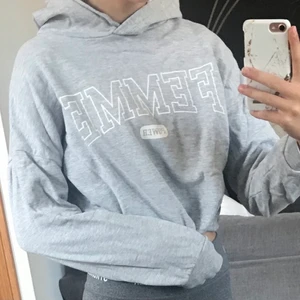 Hoodie - Jätte fin hoodie från Gina Tricot. Använt några gånger men är i jätte bra skick. Den är i storlek xxs men själv så har jag s och passar mig den är bara lite kort i ärmarna. Så om du har xxs elr xs så skulle den passa perfekt<3 köparen står för frakten 