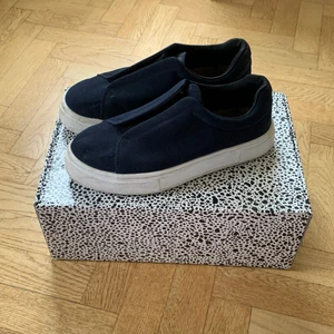 Eytys Doja Navy strl 41 - Eytys populära Doja modell i marinblått tyg, sparsamt använda, några mindre slitningar, dustbag och låda ingår!! Orginalpris 1299kr