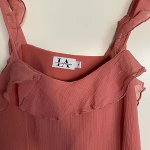 NA-KD  - En klänning från Linn Ahlborgs kollektion med NA-KD. Sparsamt använd. Kan mötas upp i Linköping annars står köparen för frakten. 