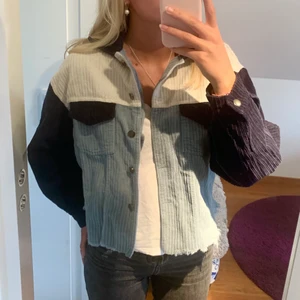 Manchester jacka  - Säljer denna unika manchesterjacka! Den passar mig bra så storleken sitter som en S-M🌟