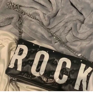 Zadig väska  - As cool Zadig väska, finns bara några i hela landet! Kom gärna med bra bud, jag kan tänka mig att byta mot någon annan snygg väska, men något som håller sig till samma pris! Nypris 4200!💘💘💘 buda över 2000!!