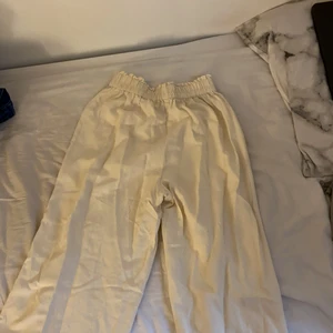 Linnebyxor från Bik bok - Dessa är aldrig använda men är OTROLIGT fina. Ordinarie pris är 499kr men säljer för 200kr. 