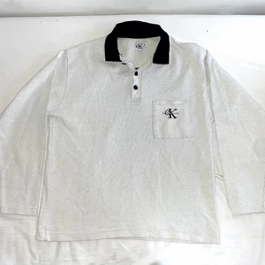 Oversized Calvin Klein Tröja - Den är i fint skick! Storleken är M men den är större än vanligtvis. Säljer för att jag tyvärr inte får användning av den:( Frakten är inpackad i priset!!!