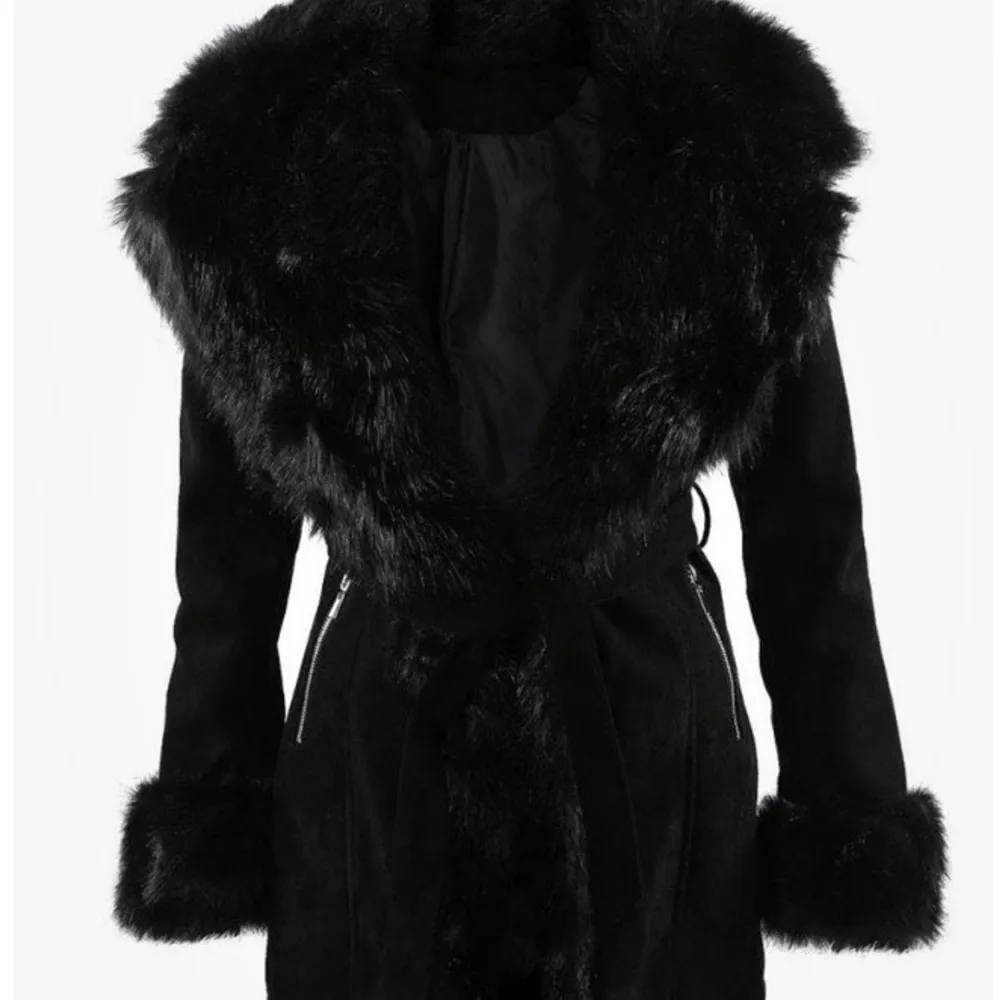 Säljer denna kappa med fuskpäls som kostade mig 1900 kr i nypris. Mitt pris är 700 kr. Storleken är XS och kappan är i fint skick 😊. Jackor.