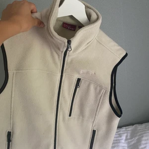 Väst - Superfin och trendig fleeceväst, vet inte vars den är köpt, men den är i väldigt bra kvalite. Det står att den är i storlek s men jag skulle säga att den är s/m. Det finns tre fickor med dragkedja. Skriv för fler frågor eller bilder💞💞🌸🌟🌸