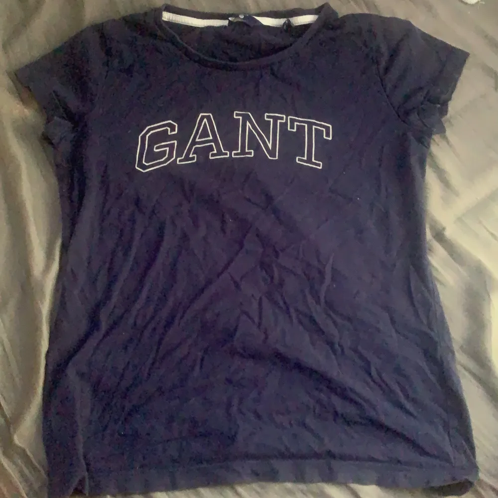 Blå Gant t shirt storlek S. T-shirts.