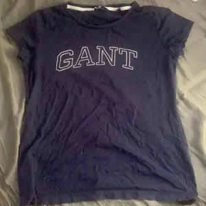 Blå Gant t shirt storlek S