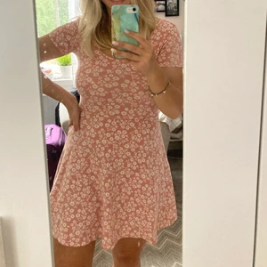 Blommig klänning  - Söt blommig klänning ifrån Primemark köpt för några år sedan! Jätte söt och passar mig som har xs-m. Jag är 162 och den går över knävecken på mig. Hör av er för fler bilder🤍