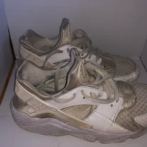 Nike huarache - 43 - Märke: Nike Storlek: 43 Modell: Nike huarache Kroppstyp: Unisex  Varan kan fraktas!