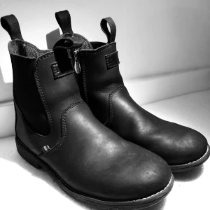 KAVAT kängor  - Snygga kavat kängor. Svarta. Skinn Lätt fodrade. Fint skick. Stlk 37