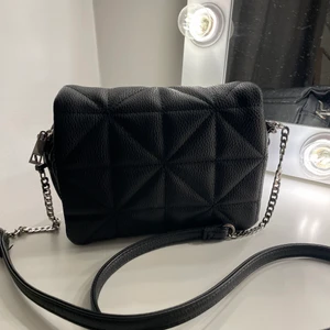 Väska  - trendig väska som jag köpt här på Plick, om d blir fler intresserad blir d bud 