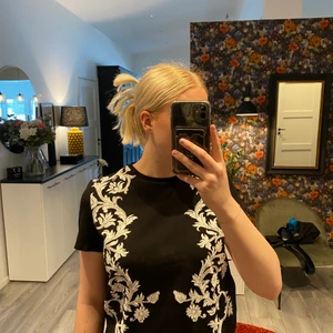 T-tröja - Otroligt fin och skön t-tröja! Mönstret är jäääättefint! Köparen står för frakt