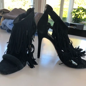 STEVE MADDEN klackar - Klackar i fint skick från Steve madden. Köpta i butik i USA. Använda på 1 bal för några år sedan & inte mer än så dvs som nya i skick. 