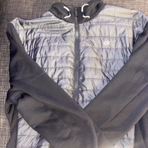 Calvin klein jacka stl XL men passar L - Jätte bra skick den är stl XL men passar mer som L 